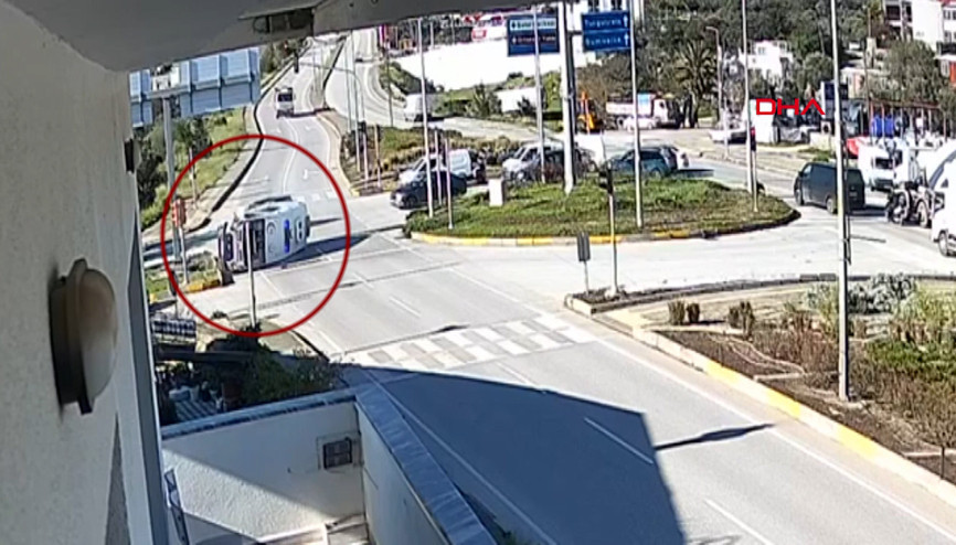 Cipe çarpmamak için sürücüsünün manevra yaptığı ambulans devrildi
