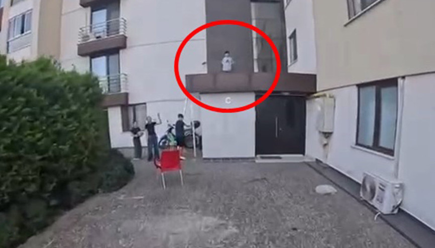 Sipariş getiren kurye mahsur kalan çocuğu kurtardı