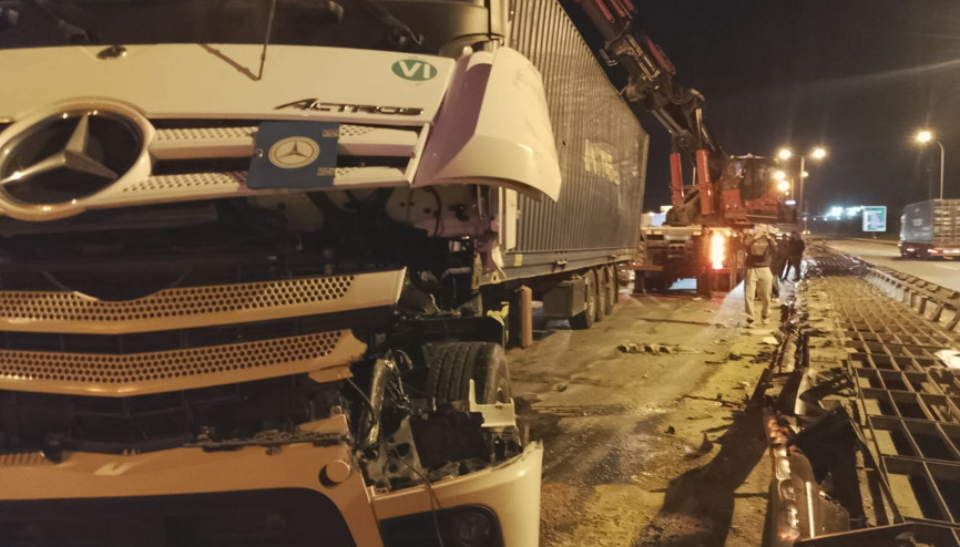 Büyükçekmece TEM Otoyolunda TIR devrildi; şoförü yaralandı