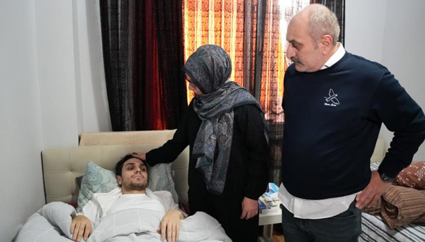 Darbedilen çocuğu kurtarmak isterken 6 yerinden bıçaklandı