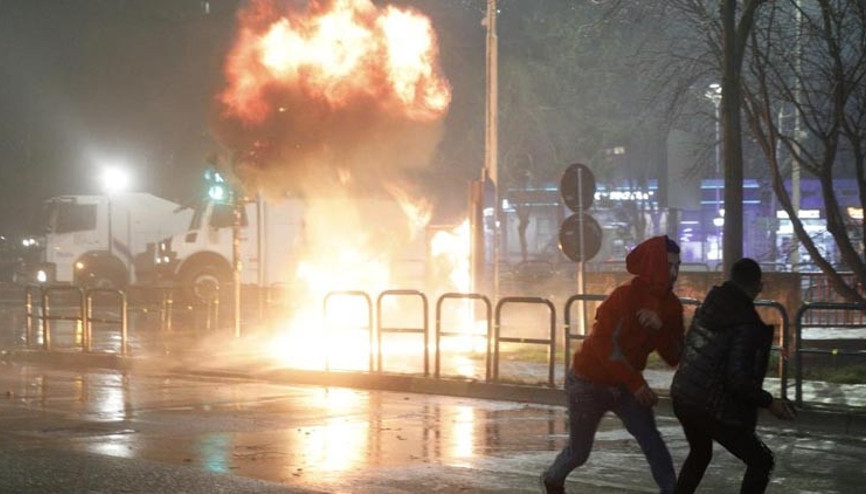 Arnavutlukta protesto: Polis ile çatıştılar