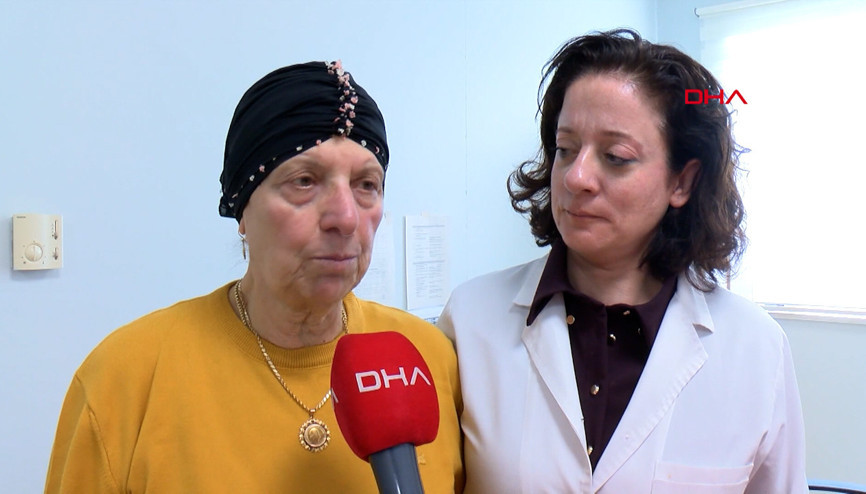 Bir gecede ses telleri felç olan anneyi doktor kızı iyileştirdi Bir gecede ses telleri felç olan anneyi doktor kızı iyileştirdi