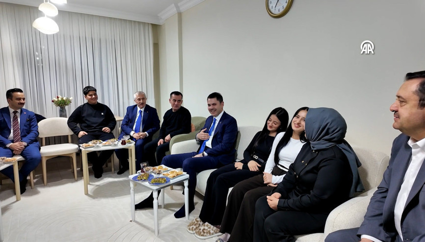 Bakan Kurum, Gaziantepte depremzede ailenin yeni evine misafir oldu