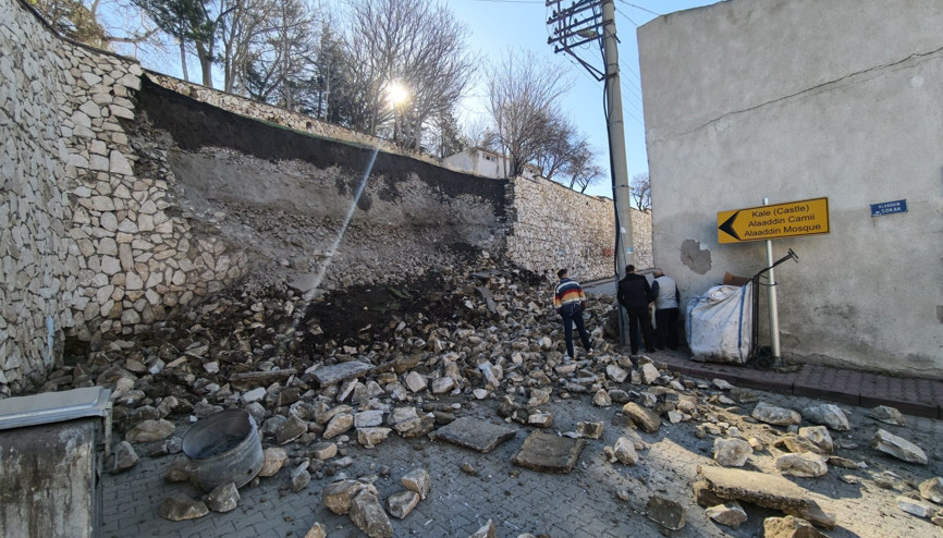 Niğde Kalesinin istinat duvarı çöktü