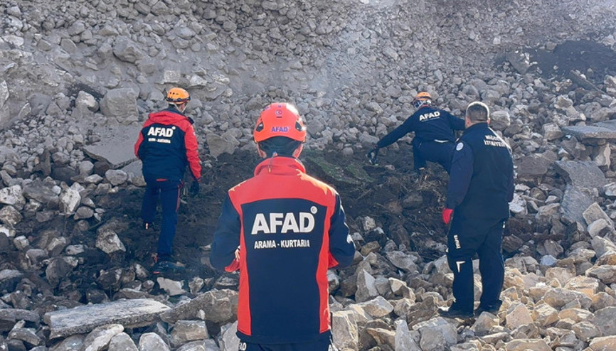 Niğde Kalesinin istinat duvarı aşırı yağış nedeniyle çöktü