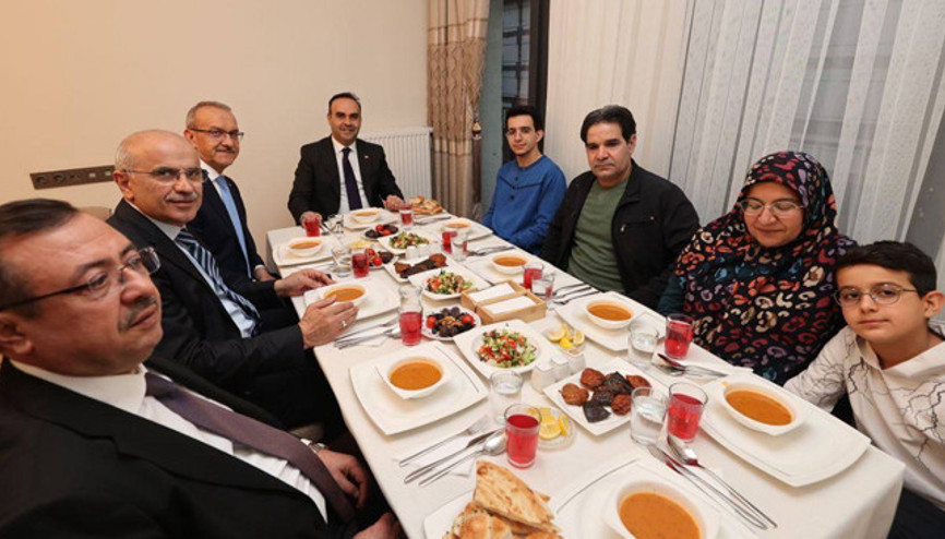 Bakan Kacır, depremzede ailenin iftar sofrasına konuk oldu Bakandan sürpriz telefon