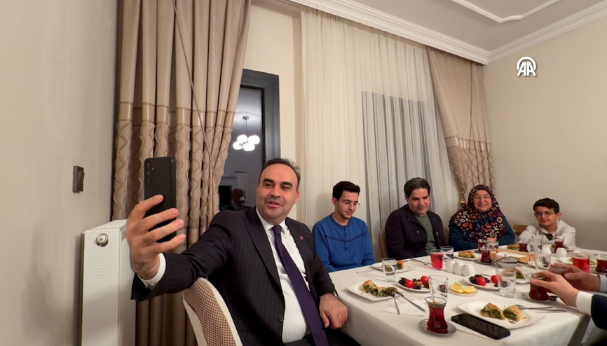Bakan Kacır Malatyada depremzede ailenin iftar sofrasına konuk oldu