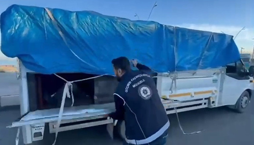 Hayvan dışkısı ile kamufle ettiler: 19 kaçak göçmen çıktı
