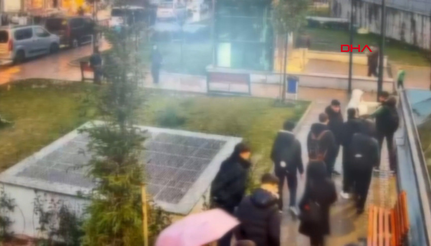 Bağcılarda kavgayı ayırmak isterken 6 yerinden bıçaklandı