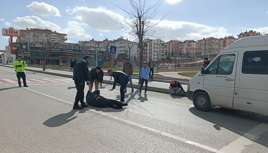 Minibüsün çarptığı yaya 32 metre ileriye fırladı Minibüsün çarptığı yaya 32 metre ileriye fırladı
