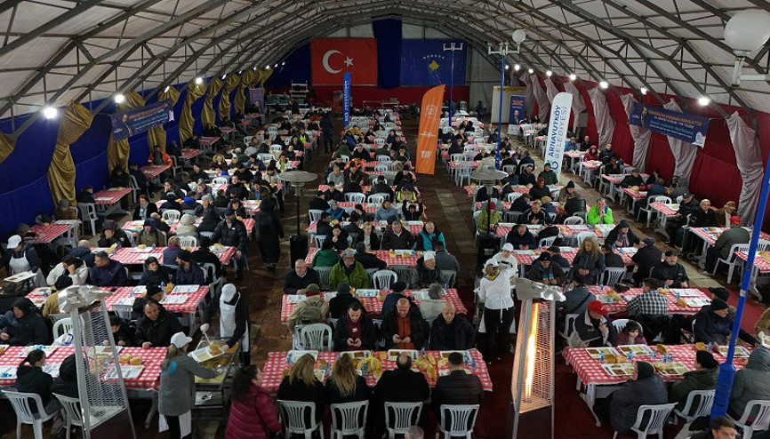 Arnavutköy Belediyesi’nden Kosova’da bin 500 kişilik iftar sofrası