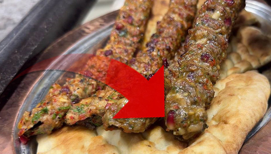 Şanlıurfada kebabın içine koydukları şaşkına çeviriyor | Ön yargılıydım ama gerçekten güzel Şanlıurfada kebabın içine koydukları şaşkına çeviriyor | Ön yargılıydım ama gerçekten güzel