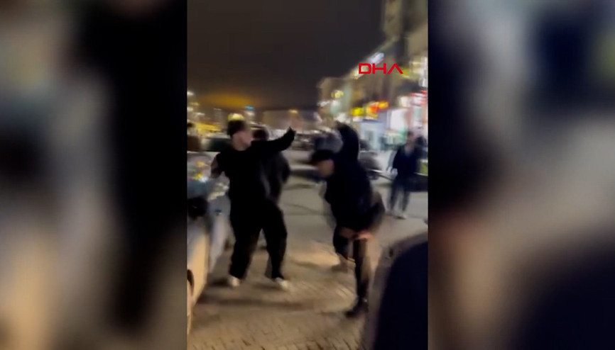Başakşehirde iftarın ardından iki grup arasında çıkan kavga kamerada