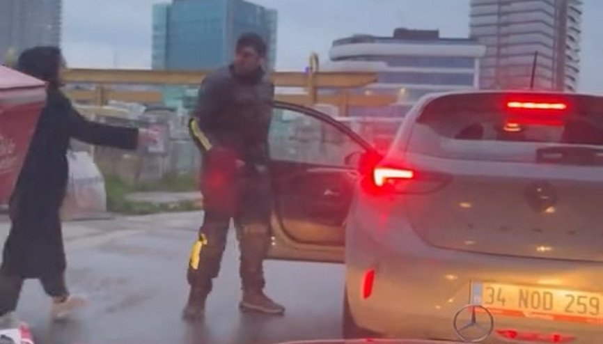 İstanbul - Pendikte tartıştığı sürücüyü kolundan tutup otomobilden indirmeye çalıştı İstanbul - Pendikte tartıştığı sürücüyü kolundan tutup otomobilden indirmeye çalıştı