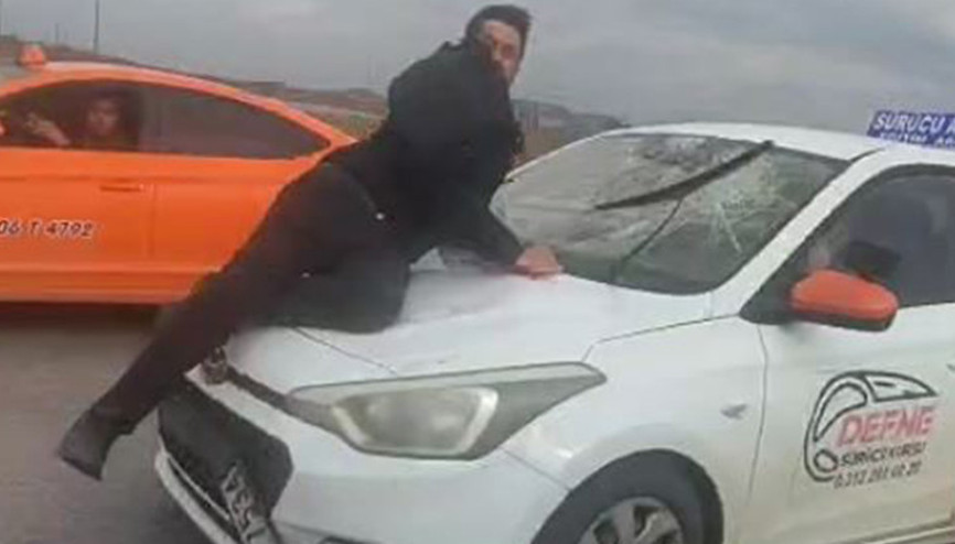 Ankaradan şok görüntü: Kaput üzerinde 20 kilometre sürükledi