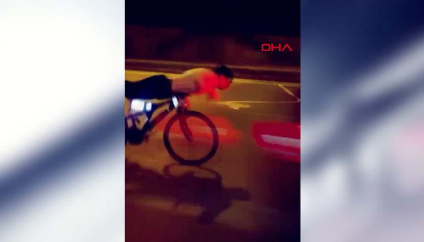 Otoyolda bisikletle akrobatik hareketler yaparken, otomobile çarparak öldü
