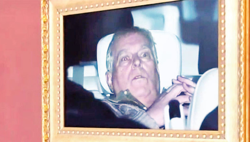 Andrew’un fotoğrafını Louvre’a astılar