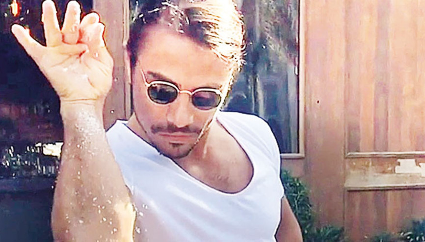 Memleketinde iftar veriyor