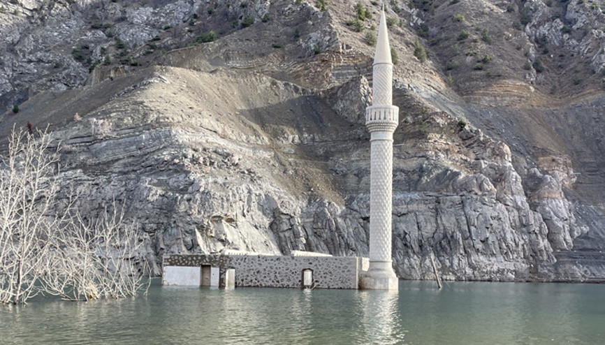 Yusufeli Barajında sular çekilince köy gün yüzüne çıktı Etraftaki bu hal duygusallaştırıyor
