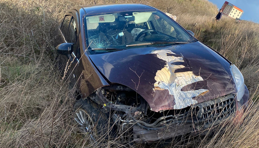 Yoldan çıkan otomobil tarlaya savruldu: 3 yaralı
