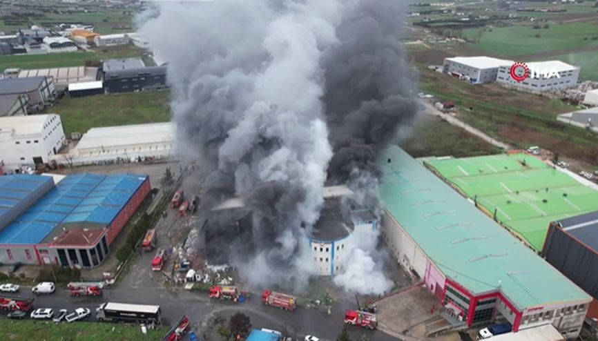 Son dakika... Silivride fabrika yangını: Yangın kontrol altına alındı