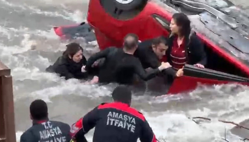 Hafif ticari araçla çarpışan otomobil, nehre uçtu; anne ile kızı yaralı