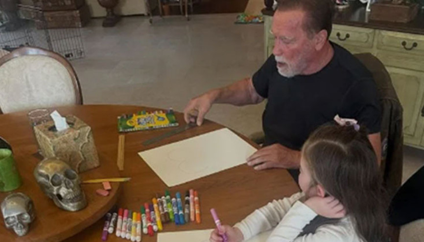 Sinemanın en sert yıldızlarından biriydi... Torunları görünce pamuk gibi oldu... Dede, gel resim çizelim Sinemanın en sert yıldızlarından biriydi... Torunları görünce pamuk gibi oldu... Dede, gel resim çizelim