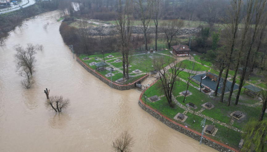 Bartın Irmağı’nda su seviyesi 3 metre yükseldi 8 köye ulaşım sağlanan köprü kapandı