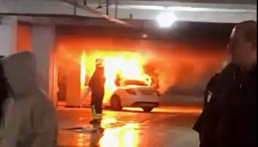 Otomobil otoparkta alev aldı