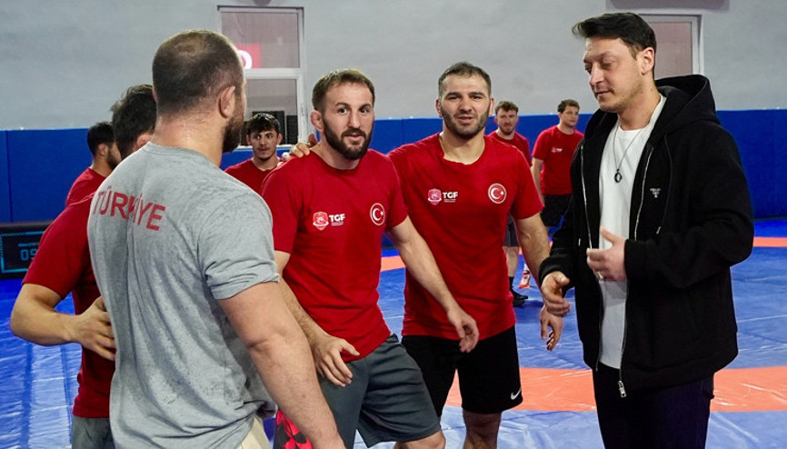 Mesut Özil, güreş milli takımı kampını ziyaret etti
