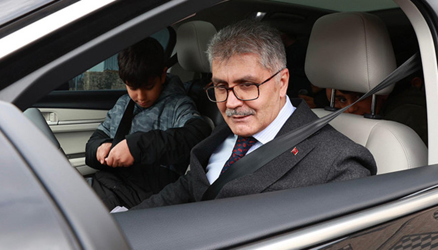 Validen Togg sürprizi: Çocuklara köy turu attırdı