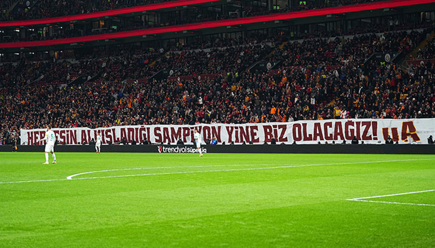 Galatasaray taraftarından tribün şov