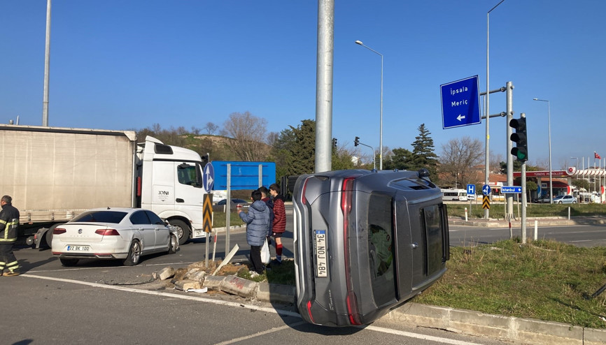 İki otomobil kavşakta çarpıştı: 4 yaralı