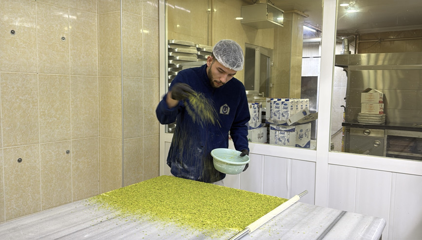Tatlıcılarda ramazan mesaisi; iftar sofralarına baklava yetiştirmek için 12 saat çalışıyorlar
