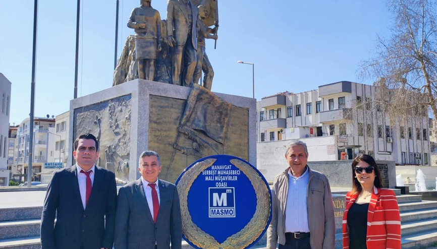 Muhasebe Haftasında çelenk sunumu