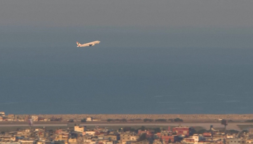 Beyrutta duman ve patlamaların ortasında ticari uçak havalandı