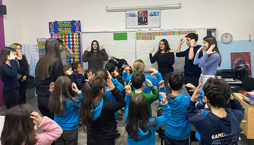 Liselilerin dayanışma ruhu okulun duvarlarını aştı