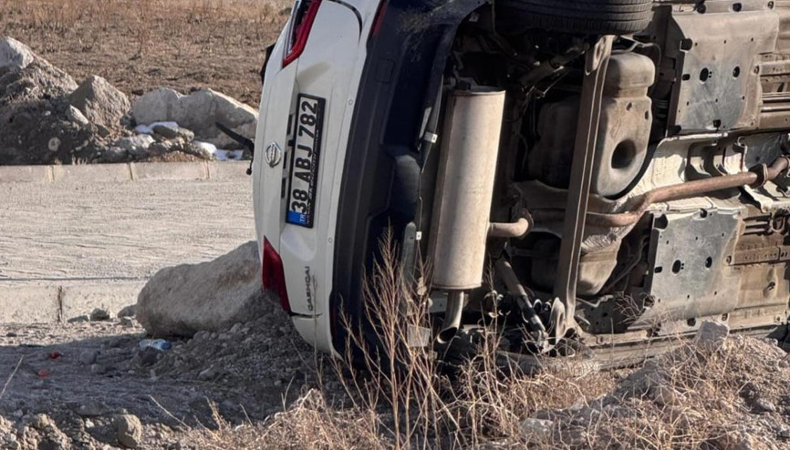 Niğdede otomobil takla attı; 2 yaralı