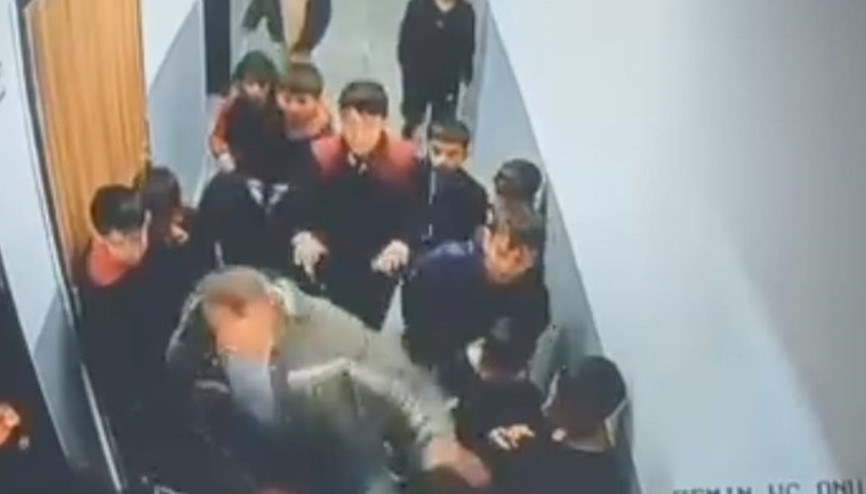 Çocuğuna kar topu atan 8 yaşındaki öğrenciyi darbetti Arkadaşlarını kurtarmaya çalıştılar