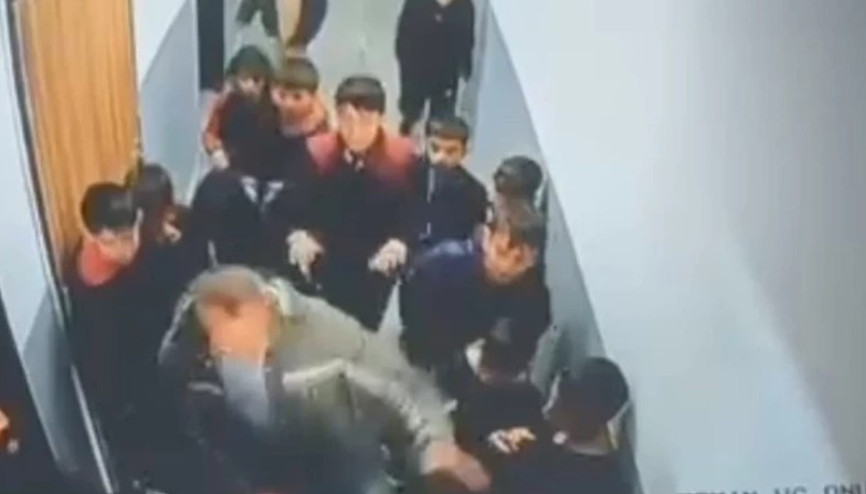 Çocuğuna kar topu atan 8 yaşındaki öğrenciyi darbetti