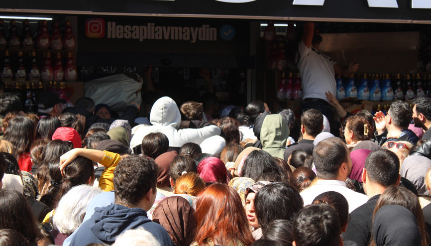 Aydında indirim izdihamı Ezilenler ve bayılanlar ambulanslarla hastaneye kaldırıldı... Açılış iptal edildi