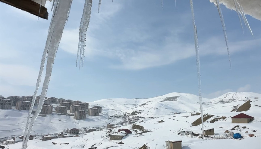 Hava buz kesiyor Dev buz sarkıtları oluştu