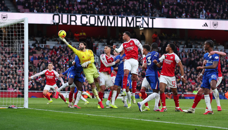 Futbolun beşiğinde duran top tartışması