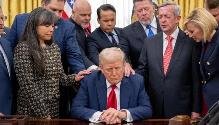 Trumpın etrafını sarıp dua ettiler