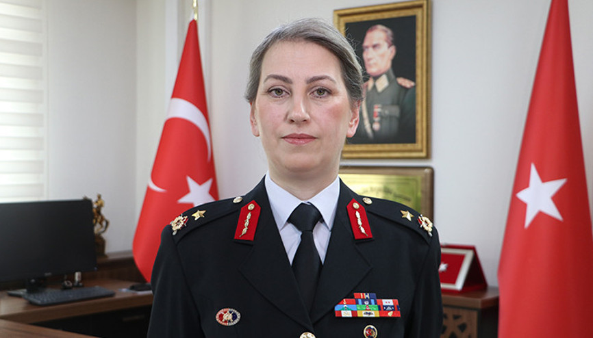 Türkiyenin ilk kadın il jandarma komutanıyken tuğgeneralliğe terfi etmişti | Gülden Paşa: Bana en çok ilham veren kadın annemdir Türkiyenin ilk kadın il jandarma komutanıyken tuğgeneralliğe terfi etmişti | Gülden Paşa: Bana en çok ilham veren kadın annemdir