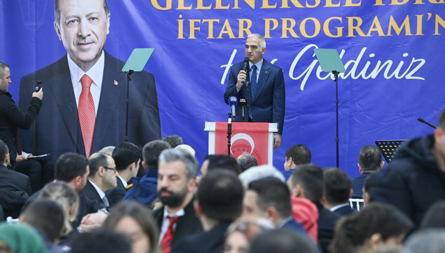 Baba Ocağı İbradı’da vefa buluşması Bakan Ersoy hemşehrileriyle geleneksel iftar sofrasında bir araya geldi Baba Ocağı İbradı’da vefa buluşması Bakan Ersoy hemşehrileriyle geleneksel iftar sofrasında bir araya geldi