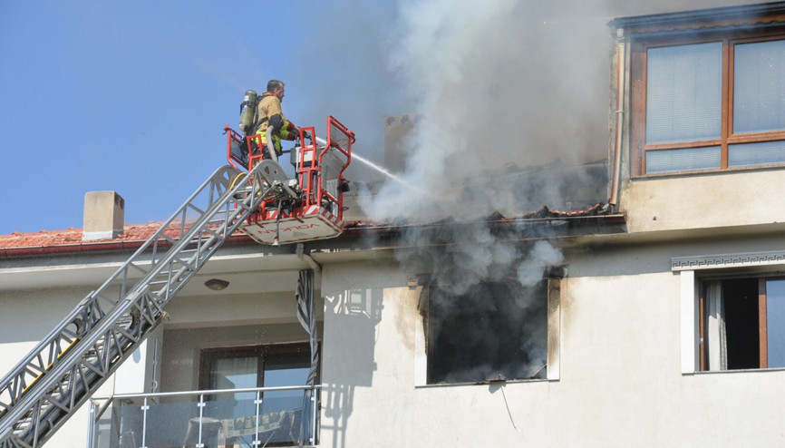 Manisada 4 katlı binada yangın