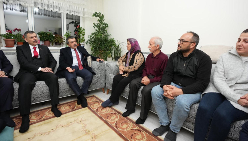 Bakan Tekin ve Bakan Çiftçiden Fatma Nur öğretmenin ailesine taziye ziyareti