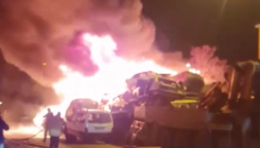 Ankarada 100 hurda araç alev alev yandı Ankarada 100 hurda araç alev alev yandı