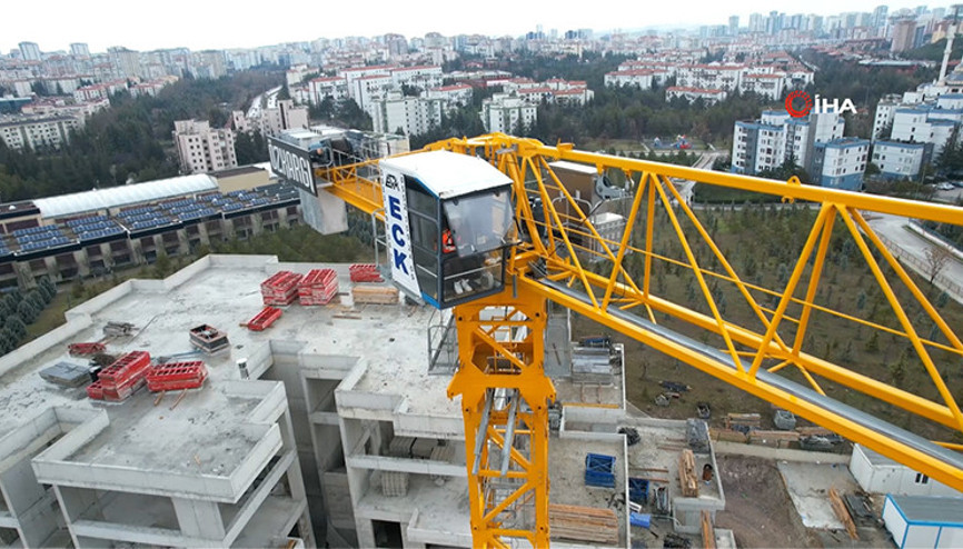 20 yaşındaki kule vinç operatörü olan genç kız, ekmeğini gökyüzünde kazanıyor